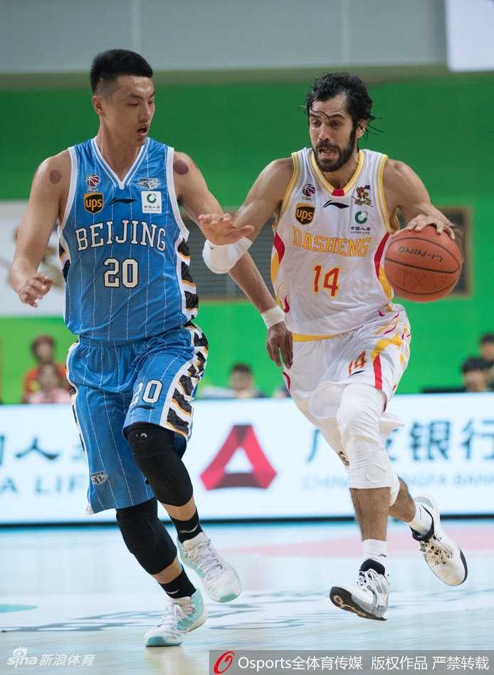 京城客战大逆转 首钢破曦迎首胜 王骁辉手握篮球,眼神坚毅地望向篮筐,在队友的掩护下,他即将又一次用精准的三分球打击对手。