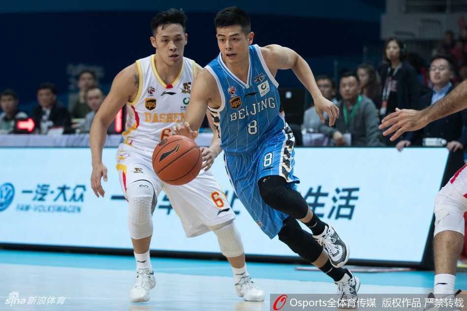 京城客战大逆转 首钢破曦迎首胜 汉密尔顿在希克森的严密防守下,依然坚定地将球送入篮筐,双手爆燃紧握,眼神中满是不屈的斗志。