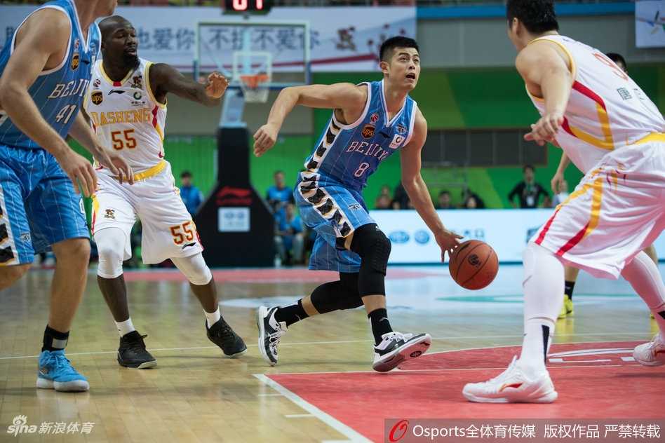 京城客战大逆转 首钢破曦迎首胜 方硕运球推进,如一道白色闪电撕破同曦队的防线,他的突破坚决果断,瞬间点燃了客场球迷的紧张情绪。