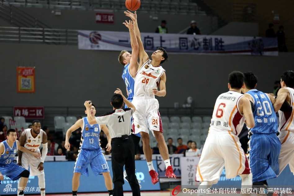京城客战掀翻领头羊,浙江主场连胜遭终结 浙江男篮球员在主场球迷的助威声中,试图突破北京队的严密防线,比赛伊始气氛便紧张激烈。