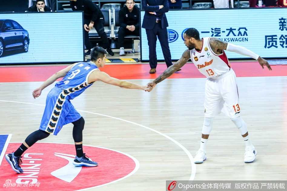 京城客战掀翻领头羊,浙江主场连胜遭终结 终场哨响,北京队球员们激动地拥抱在一起,庆祝这场来之不易的客场胜利,他们的拼搏精神令人动容。