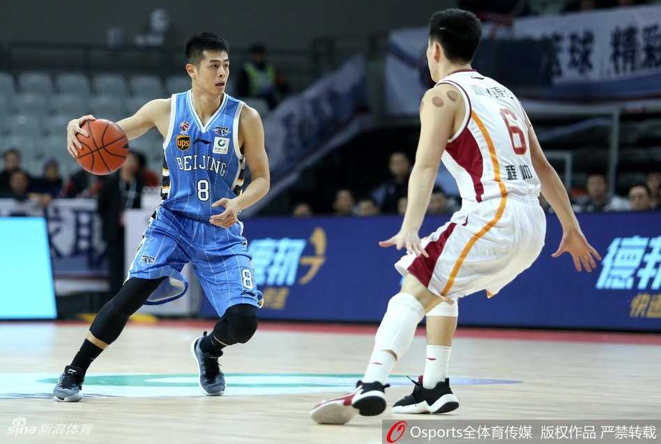 京城客战掀翻领头羊,浙江主场连胜遭终结 北京队内线球员在浙江队多人包夹之下,依然奋力将球补进篮筐,展现出必胜的决心和强悍的球风。