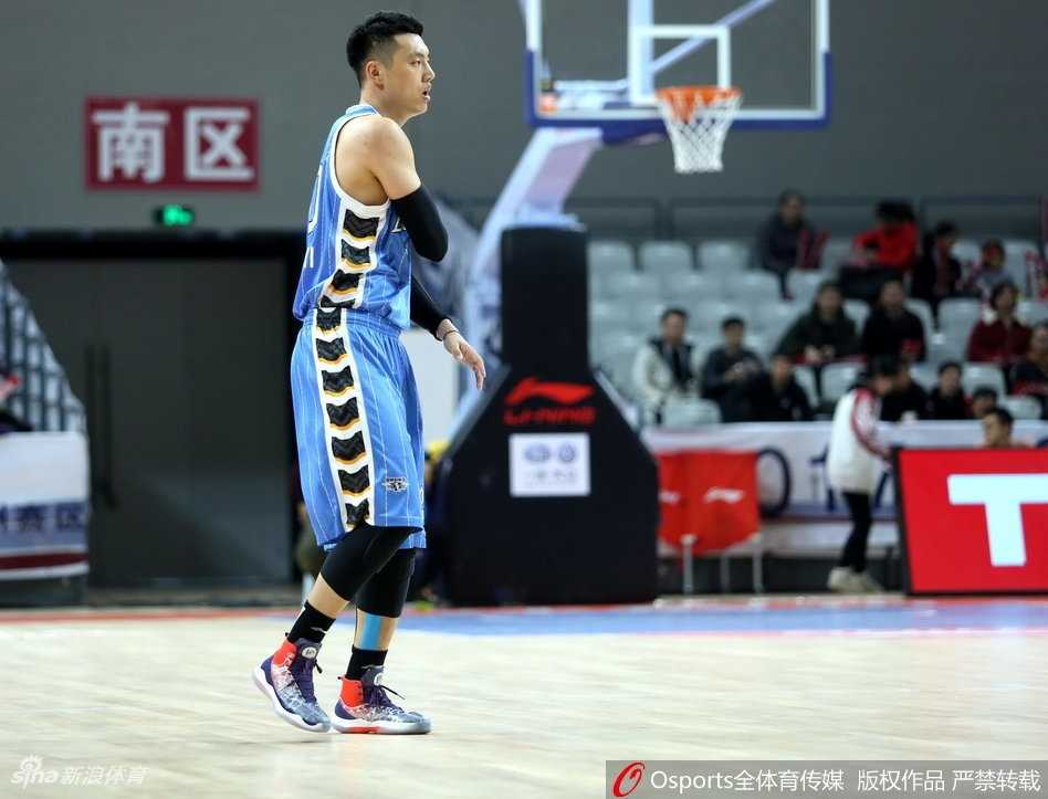 京城客战掀翻领头羊,浙江主场连胜遭终结 雷蒙此役状态回暖,他在防守端成功预判浙江队的传球路线,完成抢断后迅速发动反击。