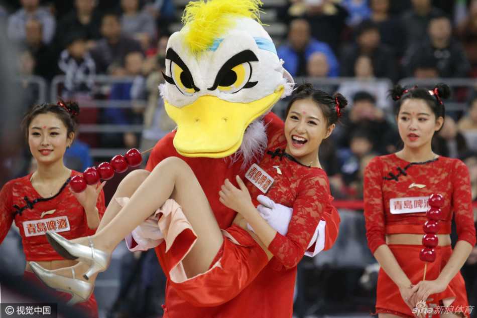 京城寒冬掀热浪 霹雳鸭携篮球宝贝点燃新年首战 身穿喜庆红色长裙的篮球宝贝,在聚光灯下舒展身姿,长腿撩人,用充满活力的舞蹈为即将到来的比赛预热。