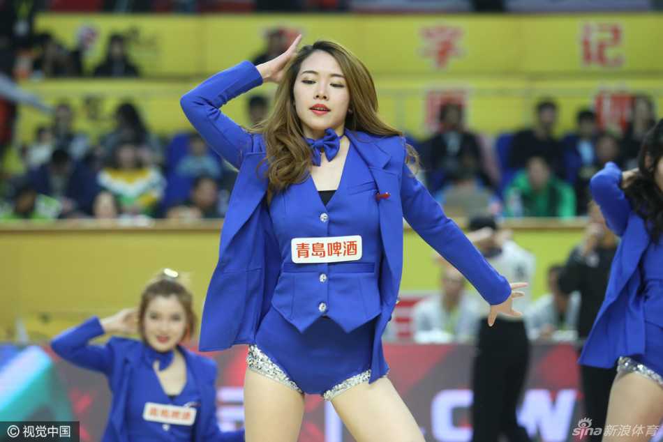 京城寒冬掀热浪 霹雳鸭携篮球宝贝点燃新年首战 一位篮球宝贝在表演中长发飞扬,动感的瞬间被镜头捕捉,展现出力与美的完美结合。