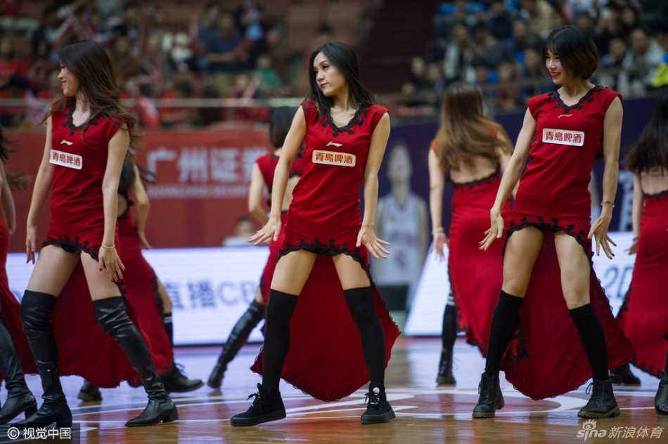 京城寒冬掀热浪 霹雳鸭携篮球宝贝点燃新年首战 吉祥物霹雳鸭身着喜庆的中式红袍,手提大鸟笼,一副老北京悠闲自得的模样,瞬间成为全场焦点,极具幽默感。