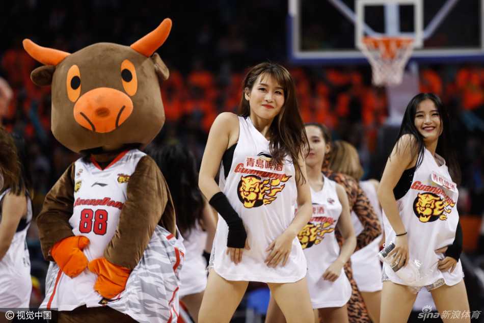 京城寒冬掀热浪 霹雳鸭携篮球宝贝点燃新年首战 霹雳鸭在场地中央即兴起舞,虽然头套笨重,但动作夸张传神,扭动的身躯透着一股滑稽可爱的认真劲儿。