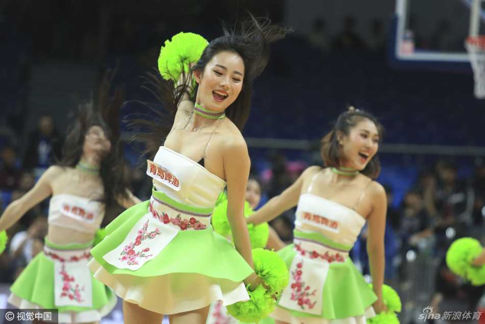 京城寒冬掀热浪 霹雳鸭携篮球宝贝点燃新年首战 篮球宝贝换装俏皮风格的短裙,展现出不一样的青春活力,在比赛间隙用舞蹈为现场持续升温。