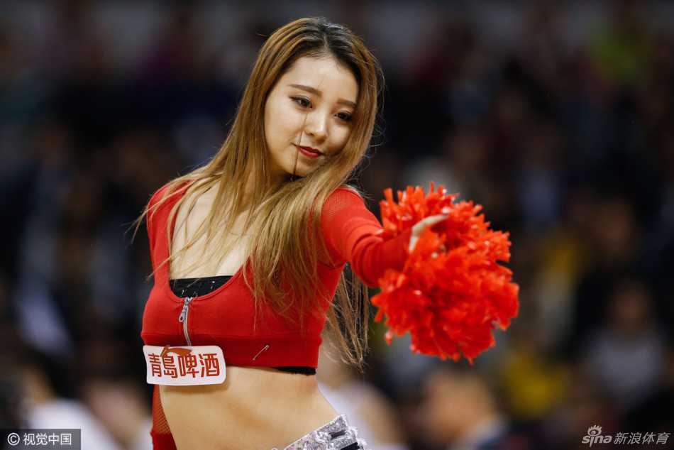 京城寒冬掀热浪 霹雳鸭携篮球宝贝点燃新年首战 比赛进入白热化,吉祥物霹雳鸭在暂停期间专注于赛场,其认真的背影和现场火热的氛围融为一体。