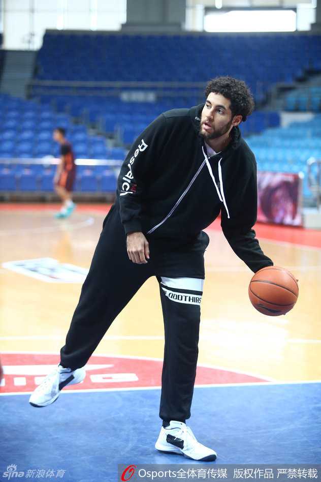 京城寒冬练歌:首钢众将备战忙,马布里场边静思量