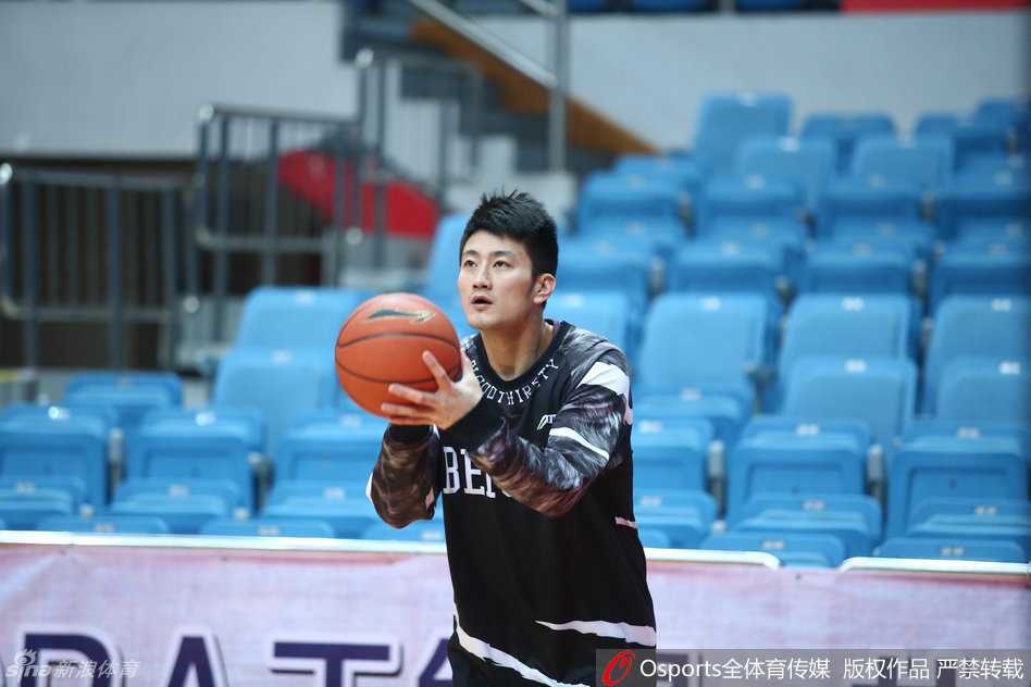 京城寒冬练歌:首钢众将备战忙,马布里场边静思量