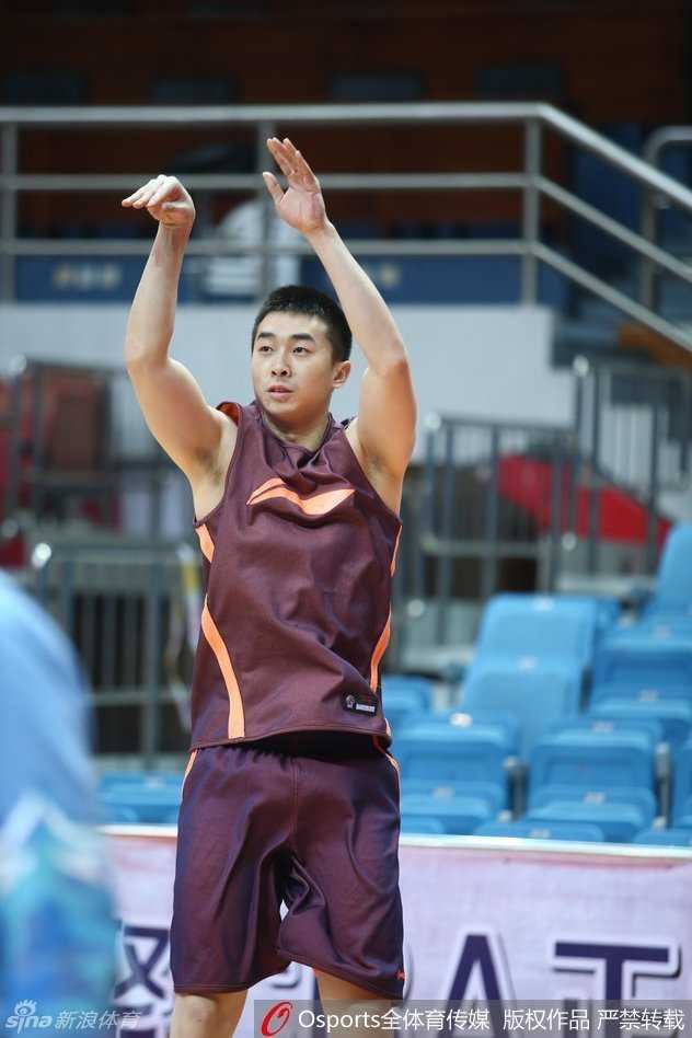 京城寒冬练歌:首钢众将备战忙,马布里场边静思量