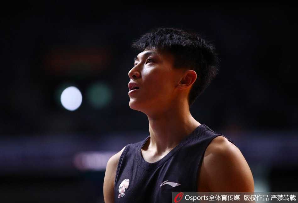 京城寒冬蓄力 方硕领衔首钢众将挥汗备战 CBA第三十二轮在即 赛前训练结束,首钢球员们围成一圈,在方硕的带领下高喊加油口号,团结一心的氛围弥漫在五棵松体育馆的上空。