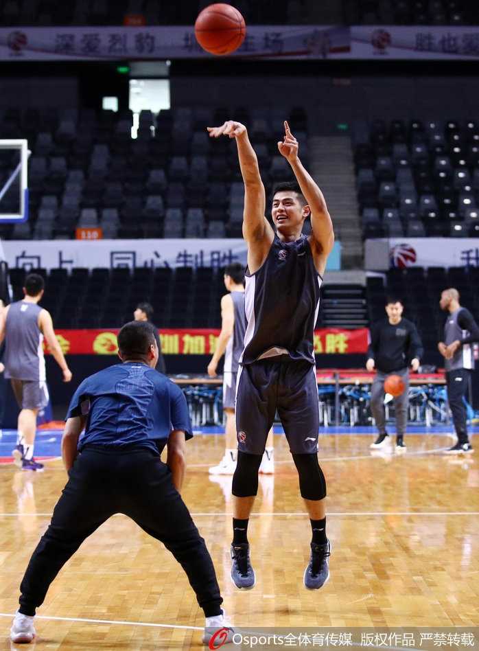 京城寒冬蓄力 方硕领衔首钢众将挥汗备战 CBA第三十二轮在即 方硕在体能教练的辅助下进行核心力量训练,全身肌肉紧绷,尤其是腹部清晰的肌肉轮廓,完美诠释了“钢筋铁骨”是如何炼成的。