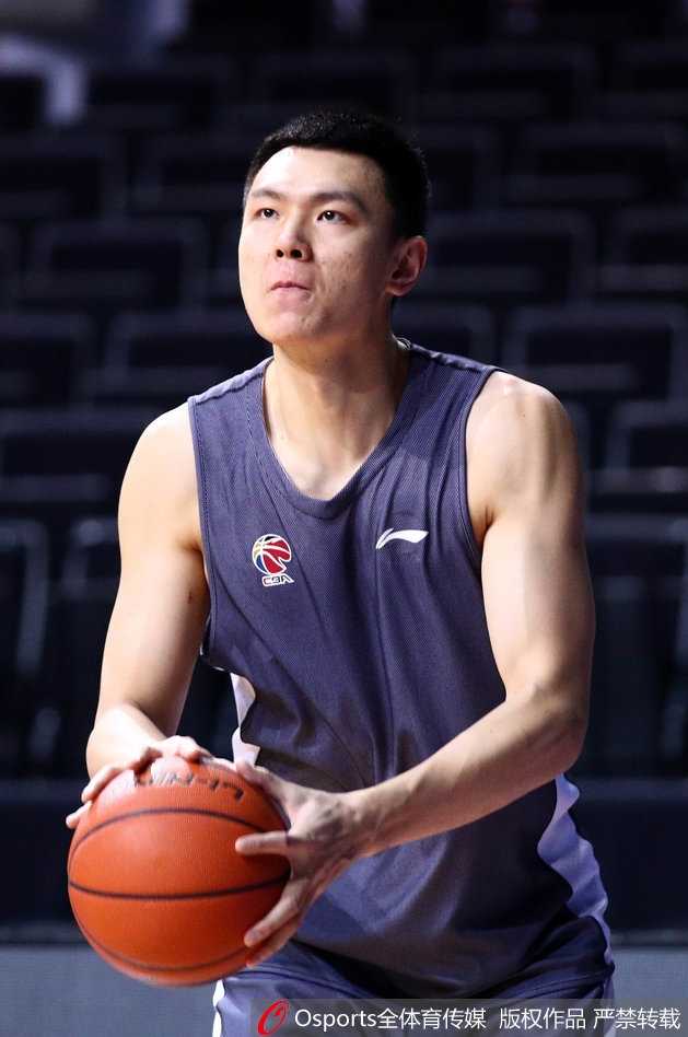 京城寒冬蓄力 方硕领衔首钢众将挥汗备战 CBA第三十二轮在即 北京首钢核心后卫方硕在赛前热身中,掀起球衣擦汗,露出线条分明的六块腹肌,坚实的核心肌群彰显了平日刻苦训练的成果。