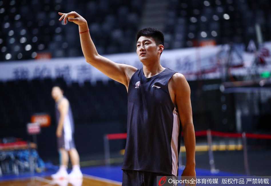 京城寒冬蓄力 方硕领衔首钢众将挥汗备战 CBA第三十二轮在即 训练间隙,方硕与队友翟晓川在场边交流心得,两人神情轻松但讨论认真,分享着对位上轮对手时的防守经验。