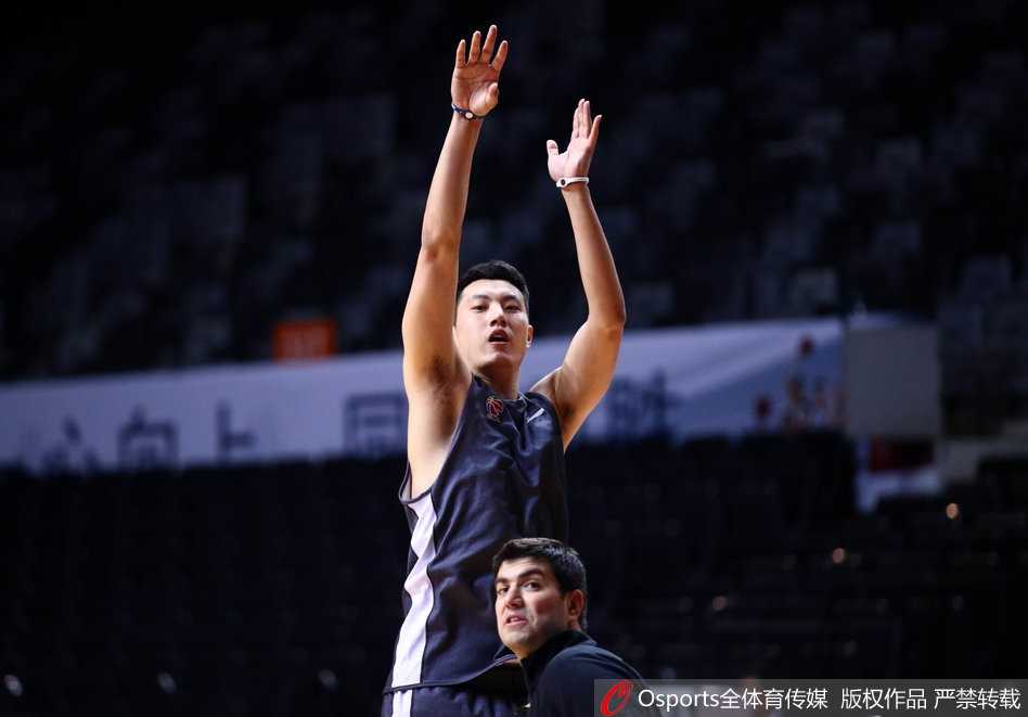 京城寒冬蓄力 方硕领衔首钢众将挥汗备战 CBA第三十二轮在即 在雅尼斯教练的严格要求下,北京首钢球员们正在进行战术跑位演练,场上五名球员专注度极高,每一步移动都力求精确。