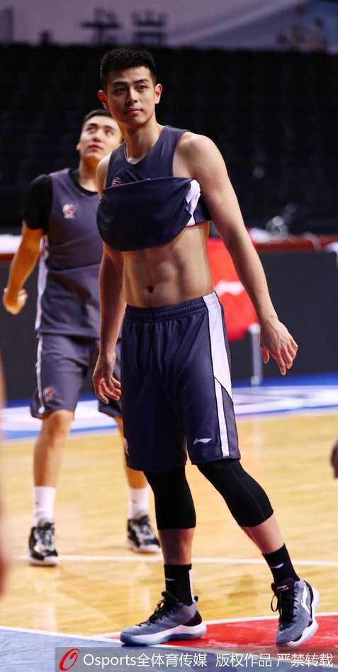 京城寒冬蓄力 方硕领衔首钢众将挥汗备战 CBA第三十二轮在即 后场发动机方硕正在拉伸腿部韧带,进行赛前的最后准备,他紧致的腿部肌肉线条在灯光下清晰可见,展现了职业球员的身体素质。