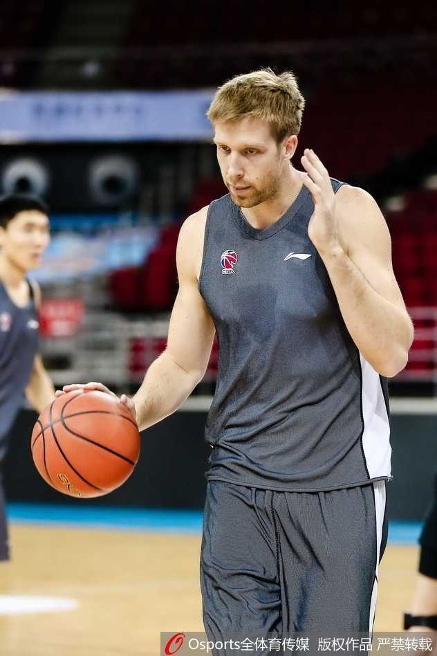 训练结束后，刘晓宇面带微笑离场，仿佛已对比赛成竹在胸。