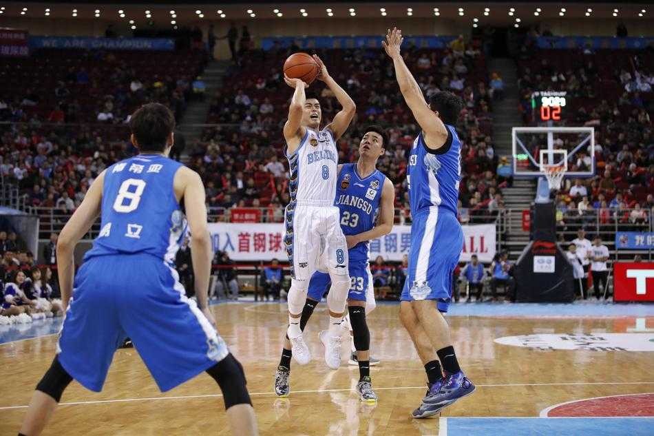 京城寒夜遗恨:江苏双杀北京豪取五连胜,黑马踏雪昂首行 马尚·布鲁克斯如冷血剑客,面对防守干拔跳投,篮球在空中划出优美弧线,直穿首钢心脏。