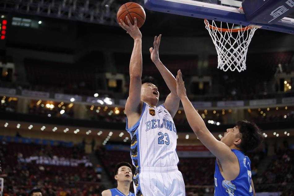 京城寒夜遗恨:江苏双杀北京豪取五连胜,黑马踏雪昂首行 翟晓川突破上篮,身体在空中舒展如弓,与江苏防守球员的碰撞,定格了这场生死时速的惨烈。