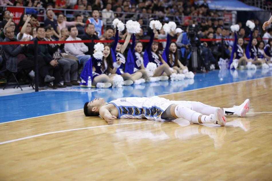 京城寒夜遗恨:江苏双杀北京豪取五连胜,黑马踏雪昂首行 方硕末节化身孤胆英雄,面对三人围堵强行突破,眼神中满是京城少侠不认命的倔强与杀气。