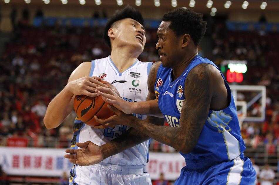 京城寒夜遗恨:江苏双杀北京豪取五连胜,黑马踏雪昂首行 江苏众将赛后激情相拥,李原宇握拳怒吼,这场双杀北京的胜利,是他们黑马成色的最佳证明。