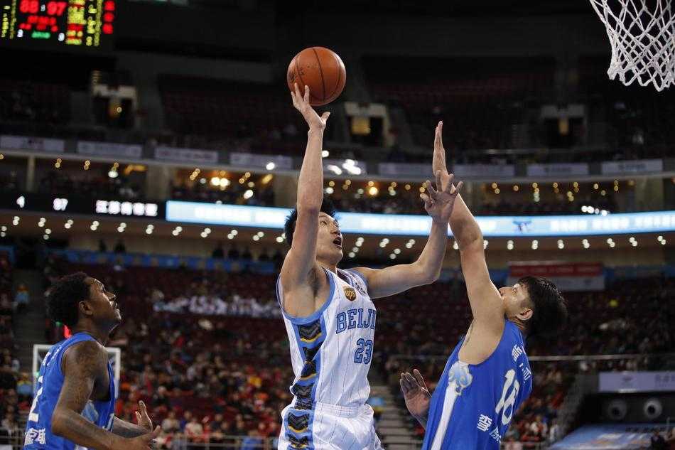 京城寒夜遗恨:江苏双杀北京豪取五连胜,黑马踏雪昂首行 雅尼斯场边焦急怒吼,肢体语言诉说着对防守端漏洞的无奈,身后的记分牌映出追分的艰难。