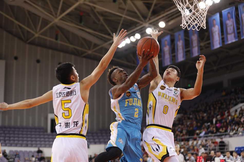 终场哨响，灯光聚焦在空无一人的罚球线上，地板上倒映着奥体中心的穹顶，这场惨败的喧嚣褪去后，留下的只有北控将士们需要独自面对的长考与反思。