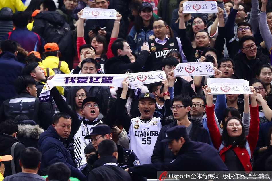 京城寒夜里的炽热之心:辽宁球迷用助威声为“辽篮精神”写下注脚 身着白色助威服的辽宁球迷方阵在五棵松体育馆内齐刷刷地起立,他们挥舞着手臂,眼神中充满期待,仿佛要将客场变成自己的主场