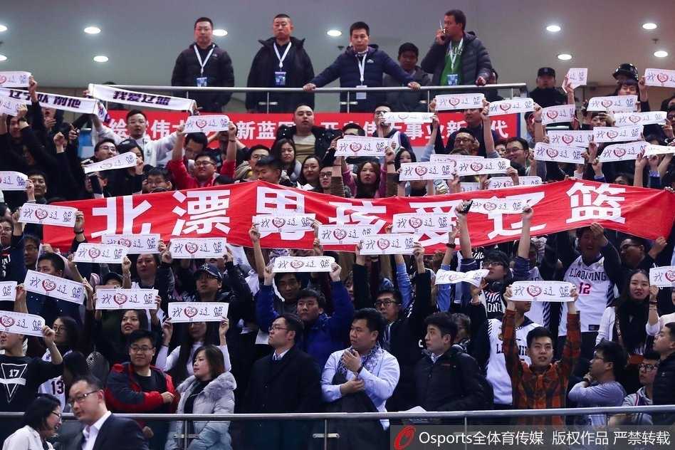 京城寒夜里的炽热之心:辽宁球迷用助威声为“辽篮精神”写下注脚 一位辽宁女球迷在人群中格外显眼,她脸上画着辽宁队的队徽,双手攥成拳头放在胸前,眉头紧锁,目光焦虑却又无比坚定地盯着赛场