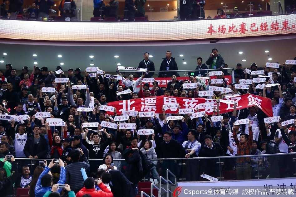 京城寒夜里的炽热之心:辽宁球迷用助威声为“辽篮精神”写下注脚 几名年轻的辽宁男球迷在客队球迷区搭着肩膀,他们面红耳赤,青筋暴起,正冲着场内发出震耳欲聋的加油声,全然不顾周围主队球迷的目光