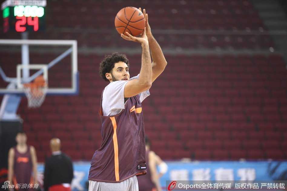 京城岁首备战忙 老马领军盼连胜 格兰特·杰瑞特在训练中上演单手劈扣,展现出色身体素质,力求在主场证明自己