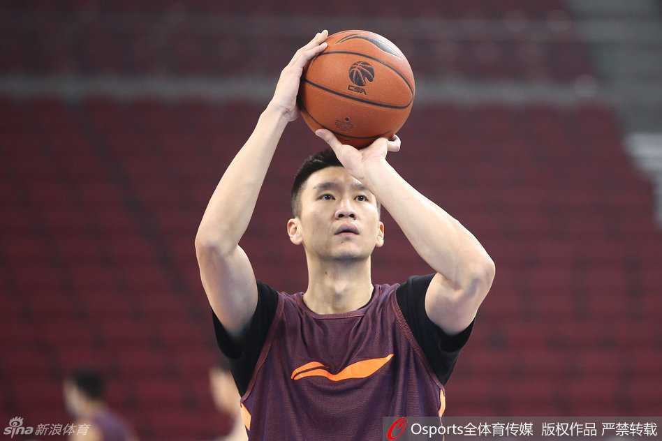 京城岁首备战忙 老马领军盼连胜 朱彦西在三分线外自信出手,投篮动作标准,他是北京队拉开进攻空间的关键棋子
