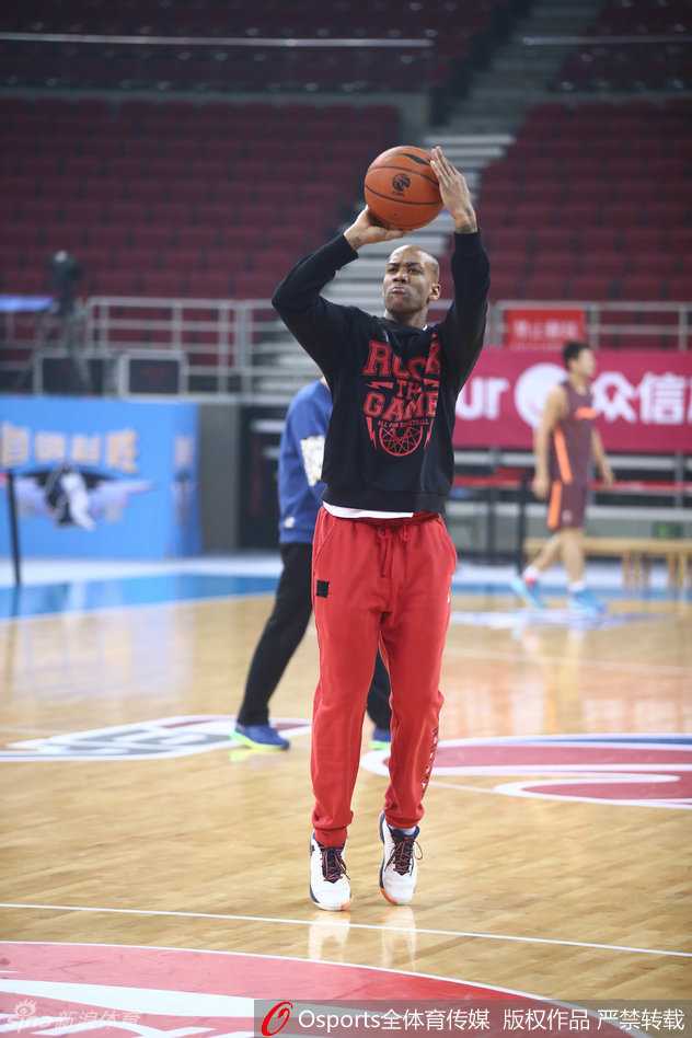 京城岁首备战忙 老马领军盼连胜 闵鹿蕾指导双手抱胸站在场边,目光如炬,密切关注着弟子们的一举一动