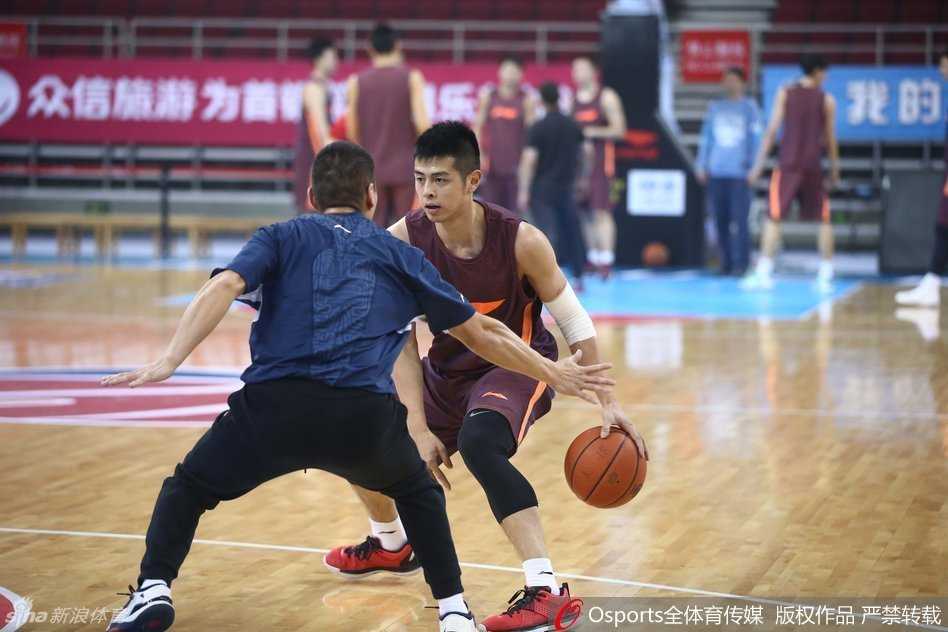 京城岁首备战忙 老马领军盼连胜 方硕在训练中运球突破,眼神专注,准备在新的一年里承担更多进攻重任