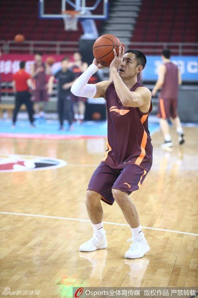 京城岁首备战忙 老马领军盼连胜 张庆鹏在训练中持球进攻,动作敏捷,这位老将随时准备为球队贡献精准的三分火力