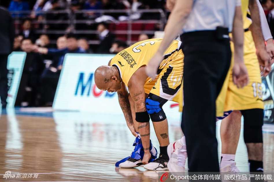 错失胜利后，马布里双手撑膝大口喘着粗气，汗水沿着脸颊滑落，眼神复杂地望向计分板，不甘与坦然在这位老将的脸上交织。