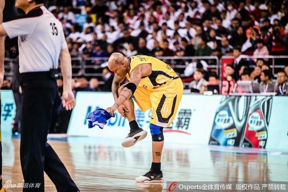 马布里神情落寞地走向场边，身后的五棵松体育馆灯光璀璨，全场球迷起立送别，画面定格在这一刻，英雄的背影与这座他曾征服的球馆融为一体。