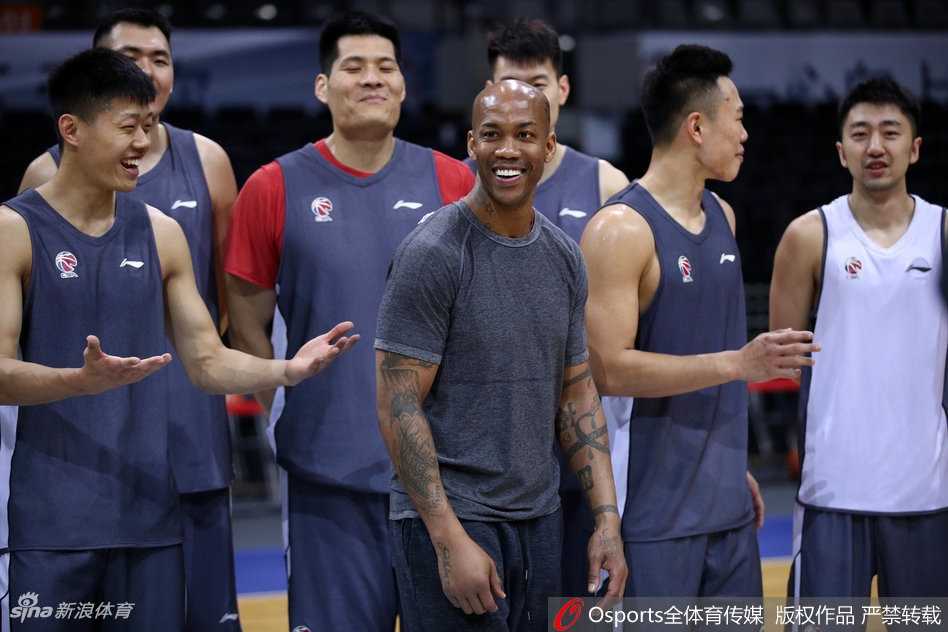 马布里身穿灰色卫衣在五棵松运球，目光如炬，神情专注，岁月的痕迹刻在脸上，但眼中的杀气依旧不减当年。