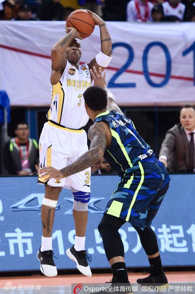 北控队魂马布里在广东队严密防守下强行突破，眼神中充满坚定与杀气