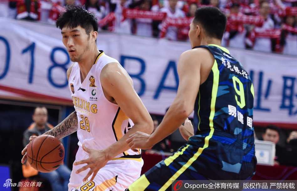 约旦悍将阿巴斯迎着防守强起上篮，肌肉碰撞间尽显篮下霸主本色