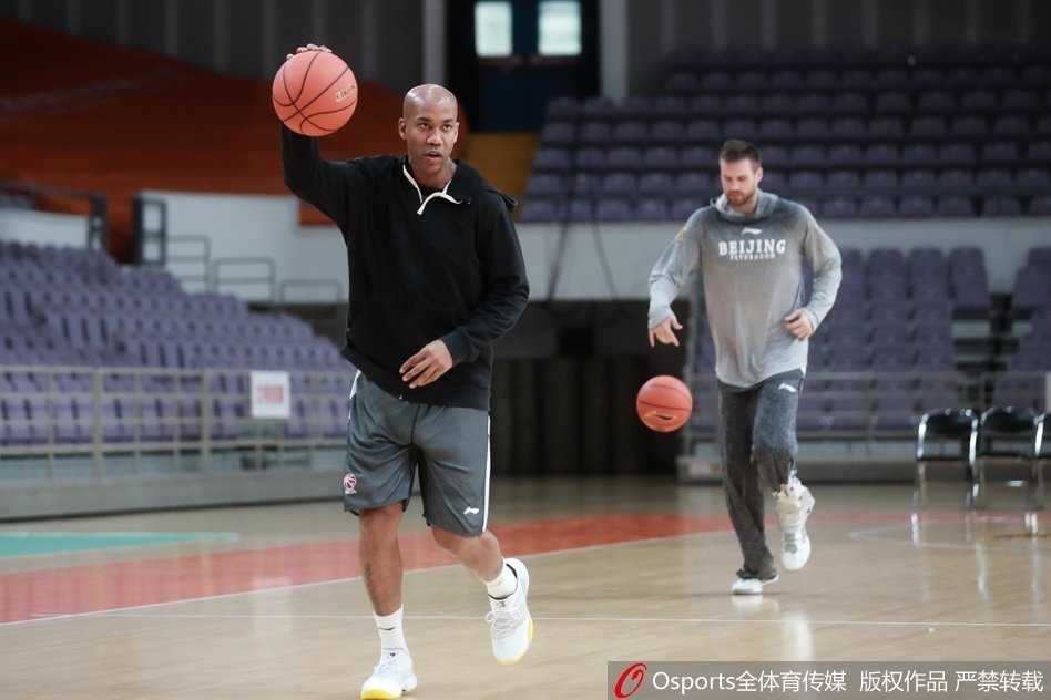 马布里在比赛中运球突破，他目光如炬，依旧是最犀利的“独狼”。虽然年届四十，但他的手感和节奏依旧顶级，每一次触球都能引来球迷山呼海啸般的欢呼。