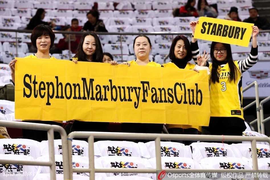 京城德比烽火重燃,五棵松见证传奇与新生 马布里在昔日队友的严密防守下强行突破,他身形如弓,眼神坚毅,仿佛要撕裂这片曾经最熟悉的防线,为新的球队带来胜利。