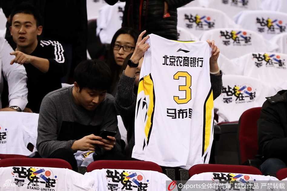 京城德比烽火重燃,五棵松见证传奇与新生 方硕在三分线外果断出手,皮球划过一道完美的弧线直奔篮筐,在他身后是张开双臂试图干扰的北控外援阿巴斯,整个五棵松都在等待这致命一击的结果。