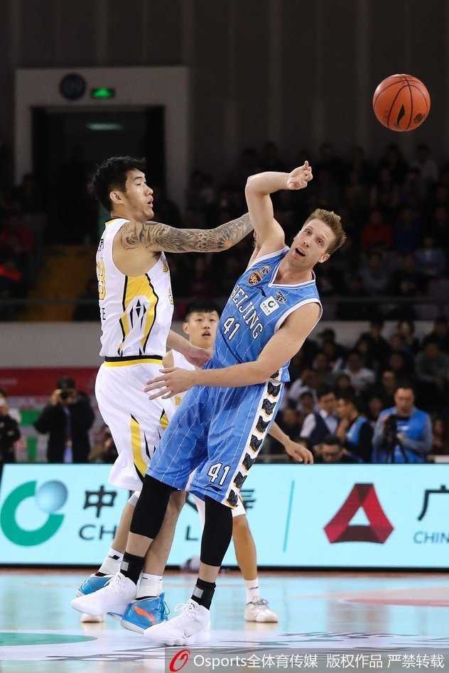 京城德比烽烟起 马布里六犯离场北控险胜首钢 方硕外线三分出手手起刀落,皮球空心入网,这一球让北京队看到了逆转比分的希望。