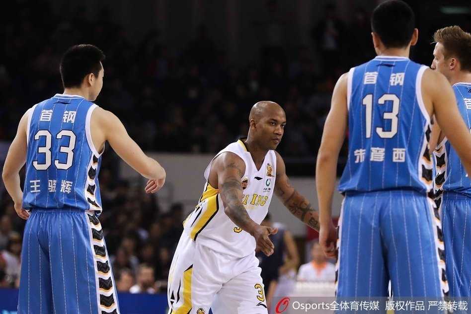 京城德比烽烟起 马布里六犯离场北控险胜首钢 翟晓川突破上篮动作舒展,面对多人包夹依然将球送入篮筐,展现了国内顶级前锋的风采。