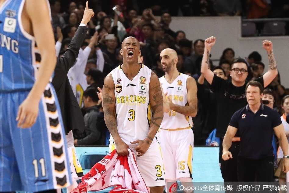 京城德比烽烟起 马布里六犯离场北控险胜首钢 马布里运球组织进攻眼神专注,面对旧主他毫无保留,每一次拍球都仿佛在击打岁月的鼓点。