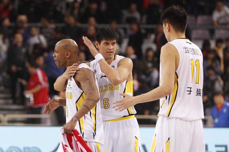 身披白色战袍的马布里，在奥体中心主场运球穿梭于北京首钢队的蓝色防线之间，眼神坚毅，仿佛要穿透这熟悉的防守体系，每一次触球都牵引着全场球迷的心弦。