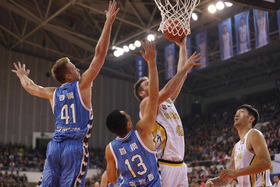 兰多夫在人群中高高跃起，单手将篮板球牢牢抓在手中，他的眼里满是坚毅。37分18篮板，他用统治级的表现，为北控队锁定了这场来之不易的胜利。